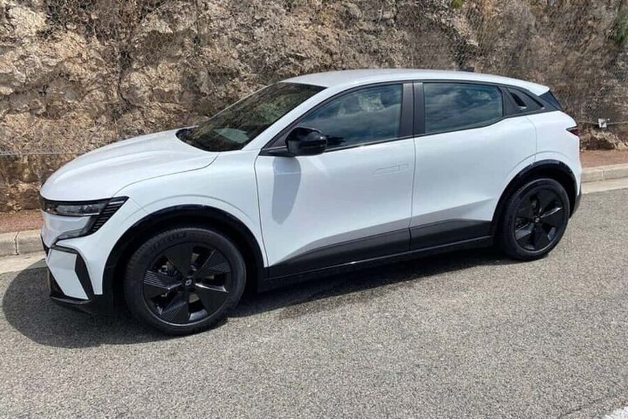 Explore Èze and the Côte d’Azur in a Renault Mégane E-Tech" - Getting comfy in the Renault Mégane E-Tech