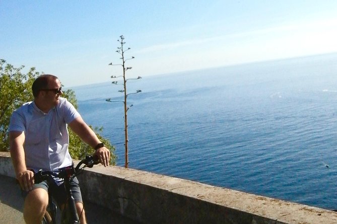 Fantastic Villefranche's Bay & Cape - E-Bike Tour from Nice - Villefranche-sur-Mer: Rue Obscure and colorful steps over the water