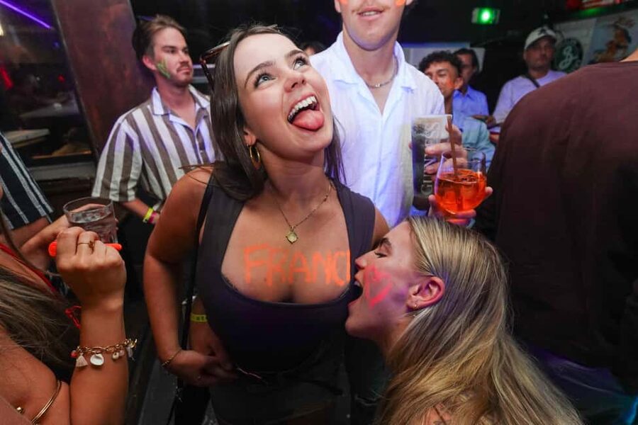 New Year’s Eve Party: Pub Crawl Nice with VIP Entry in Club - Midnight at the VIP Club: Skip the Line and Count Down