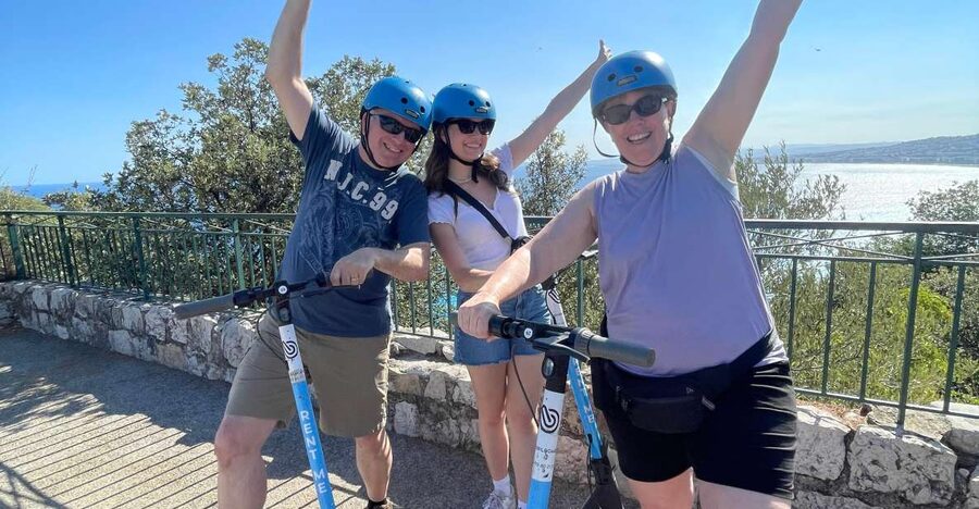 Nice: 1h30 E-scooter highlights tour - Guides who keep safety calm and stories entertaining