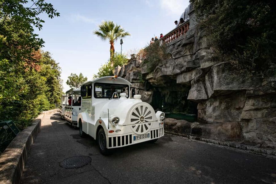 Nice: A gentle ride on a small electric train with panoramic views - Audio Commentary in 8 Languages: Keeping Your Bearings While You Ride