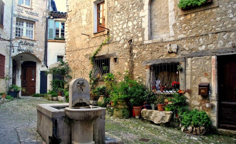 Nice: Cannes, Antibes & St Paul de Vence Half-Day Tour - Walking La Croisette, from sandy beaches to the harbor