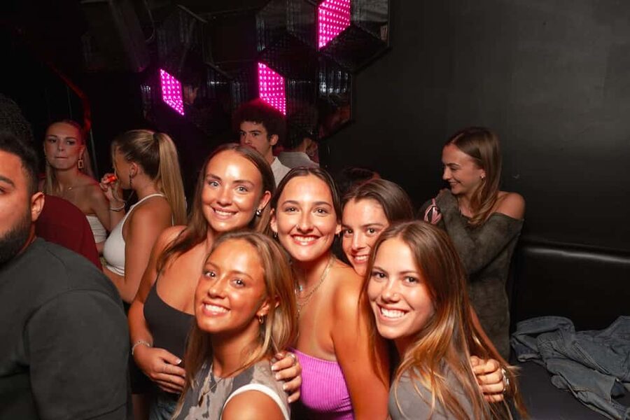 Nice: Orange Bar Crawl with 5 Free Shots & VIP Club Entry - Hosted Crowd Magic: 50+ International Travelers and a 1-to-25 Team