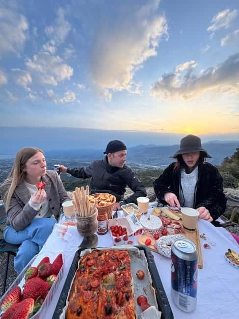 Nice: Sunset & Wine Tasting in a historic Land Rover - Drinks and bites: what’s included and why it feels special