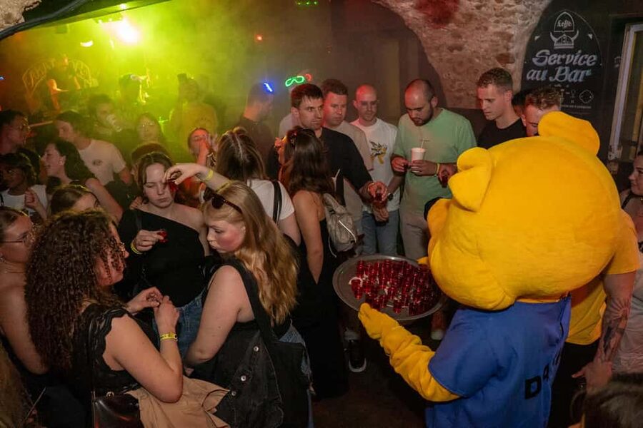 Nice : Yellow Pub Crawl - Social Bars, Games & Meet People - Who’s Running the Night, and Why That Host Ratio Matters