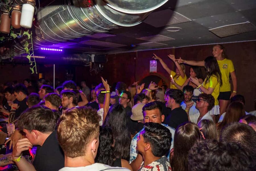 Nice : Yellow Pub Crawl - Social Bars, Games & Meet People - Practical Night Tips So You Don’t Lose Time