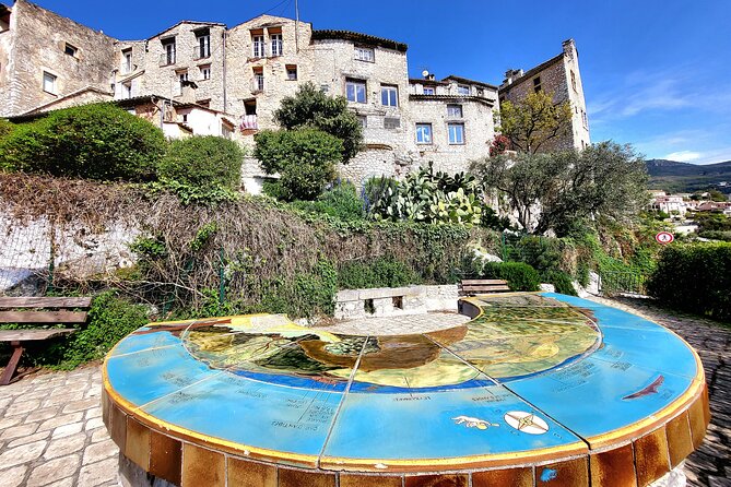 Private discovery of the hinterland of the Côte d'Azur - St-Paul-de-Vence: Ramparts, Galleries, and Famous Artists