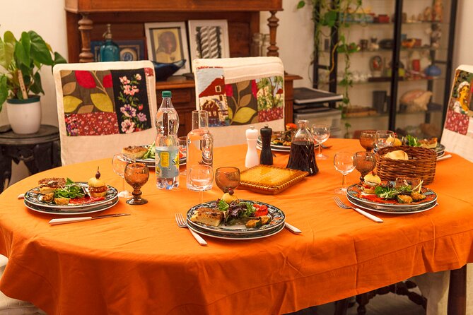 share a traditional meal with licauw - Group Size, English, and the Social Pace