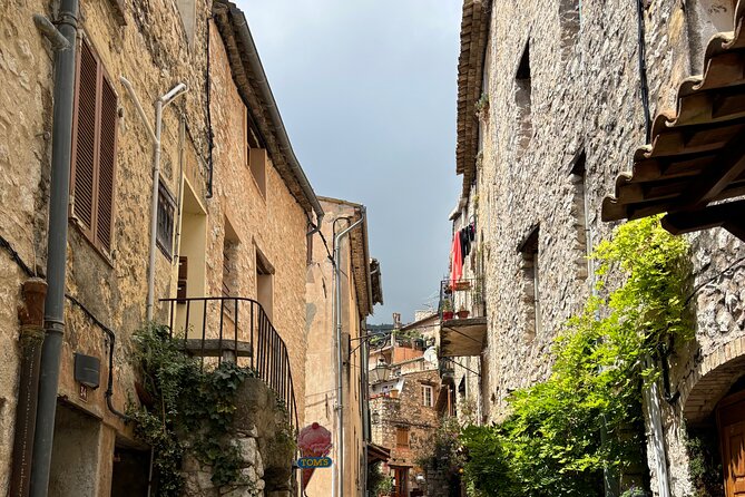 Villages Médiévaux,Grasse, Gourdon, Tourrettes sur Loup, St Paul - Saint-Paul-de-Vence: chapels, fountains, and Provençal village theater