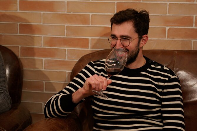 Wine Tasting Class: Tour de France in Nice City Centre - Where the tasting happens: the room setup and how to stay comfortable